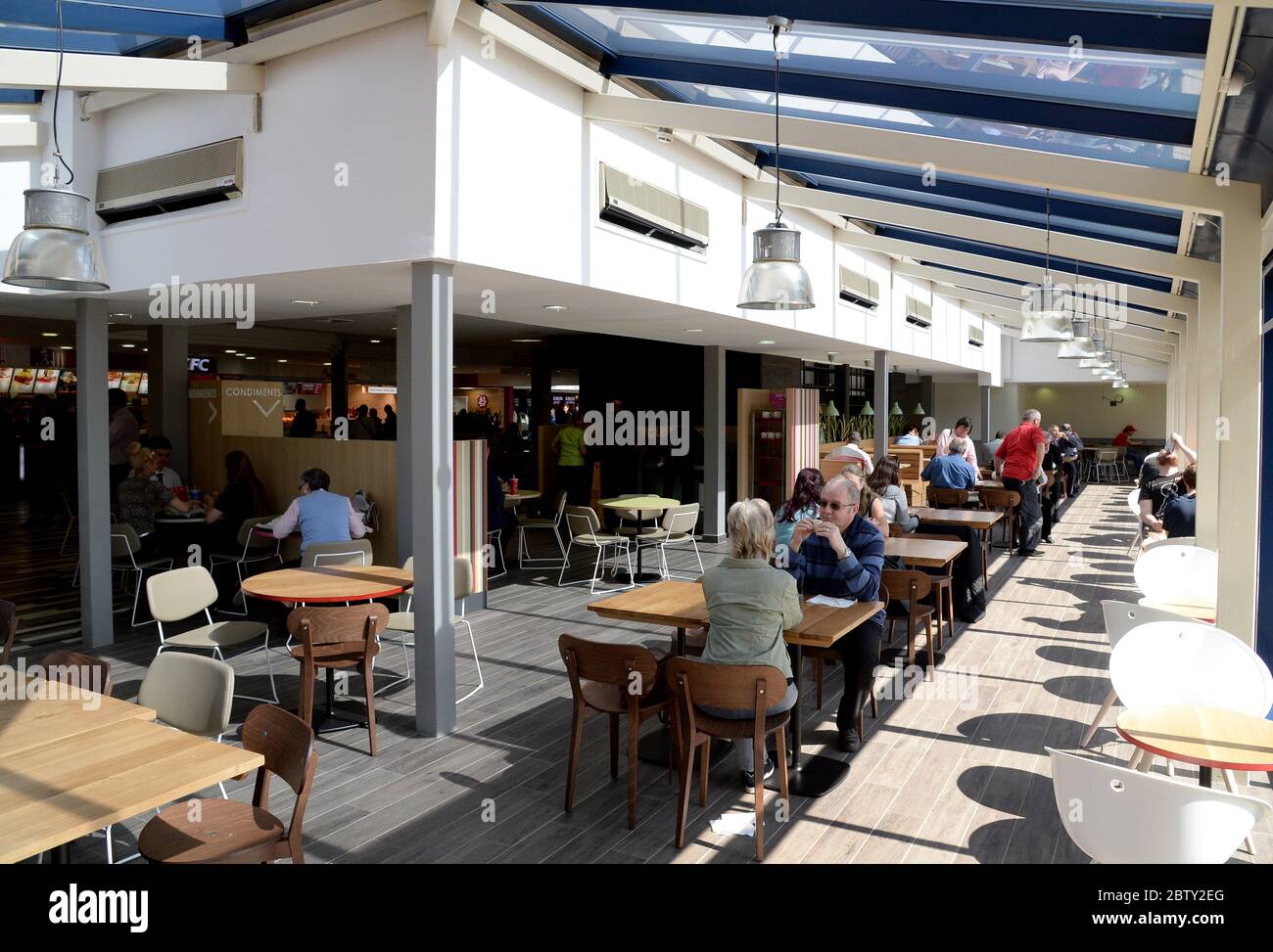 La stazione di servizio dell'autostrada Welcome Break sulla M40 vicino a Warwick. Foto Stock