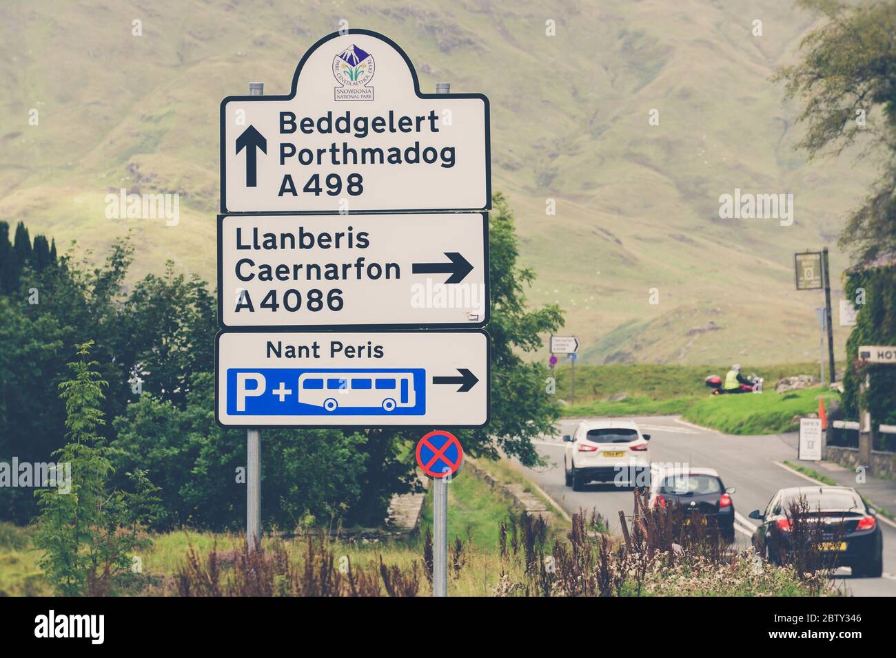 Vicino retrò del cartello stradale al famoso incrocio stradale - indica il percorso fino al Passo Llanberis (A4086) per raggiungere la base del Monte Snowdon. Foto Stock