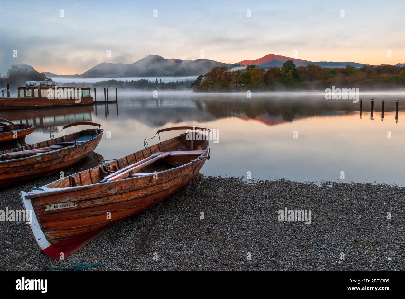Barche a remi ormeggiate a Derwentwater, Derwentwater, Lake District National Park, patrimonio dell'umanità dell'UNESCO, Cumbria, Inghilterra, Regno Unito, Europa Foto Stock