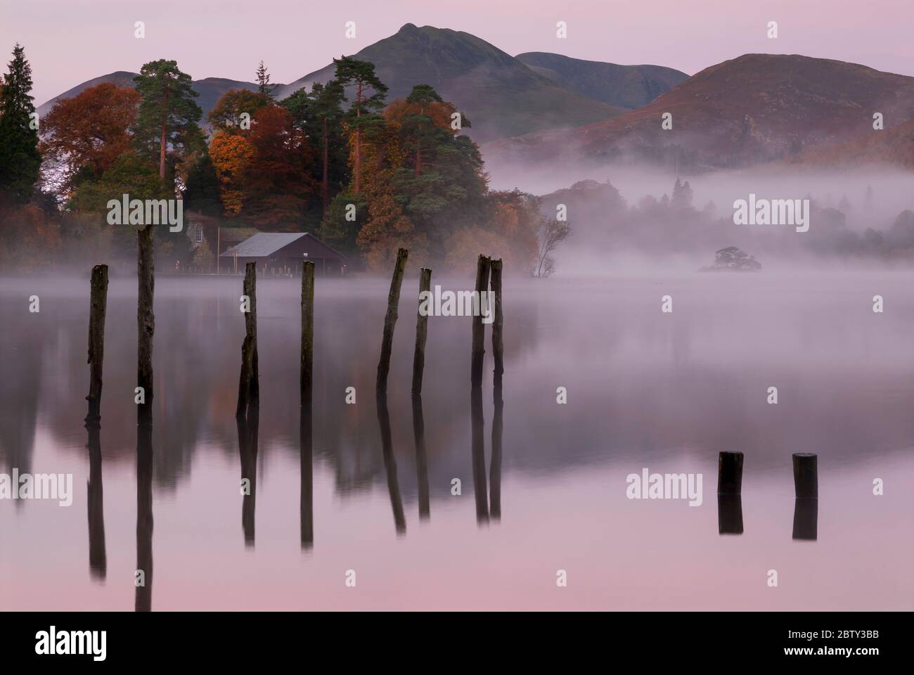 Nebbia d'autunno su Derwentwater, Lake District National Park, patrimonio dell'umanità dell'UNESCO, Cumbria, Inghilterra, Regno Unito, Europa Foto Stock