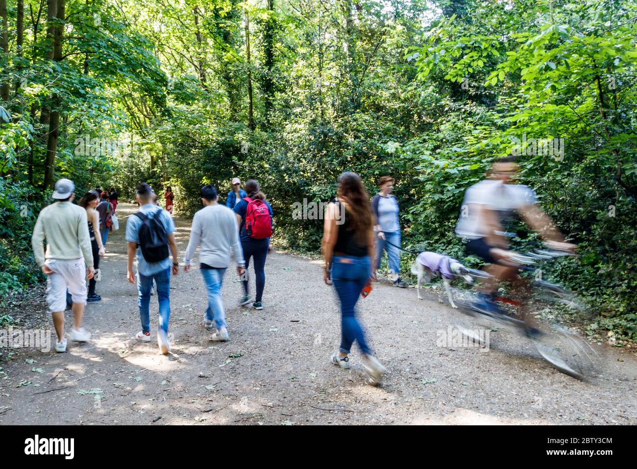 Le persone che si esercitano sul Parkland Walk nel nord di Londra, molti trascurando i consigli del governo e i segni preminenti circa la distanza sociale e fisica Foto Stock