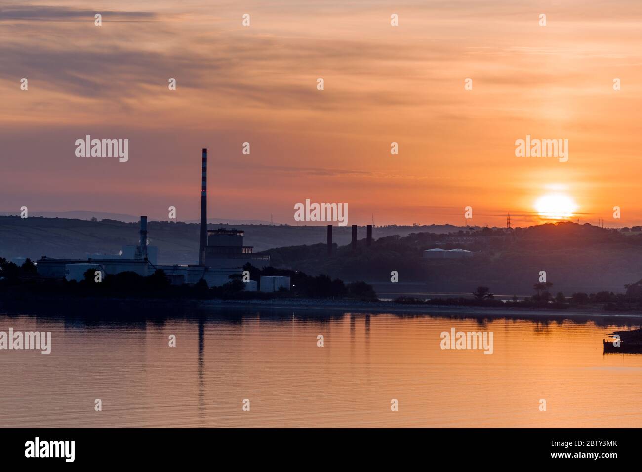 WhiteGate, Cork, Irlanda. 28 Maggio 2020. Dawn sopra i serbatoi di stoccaggio della raffineria di petrolio e la centrale di generazione di ESB ad Aghada, Co. Cork, Irlanda. Con l'alta pressione sul paese si prevede che le tempetures raggiungeranno oggi un alto di 27 gradi Celsius. - credito; David Creedon / Alamy Live News Foto Stock