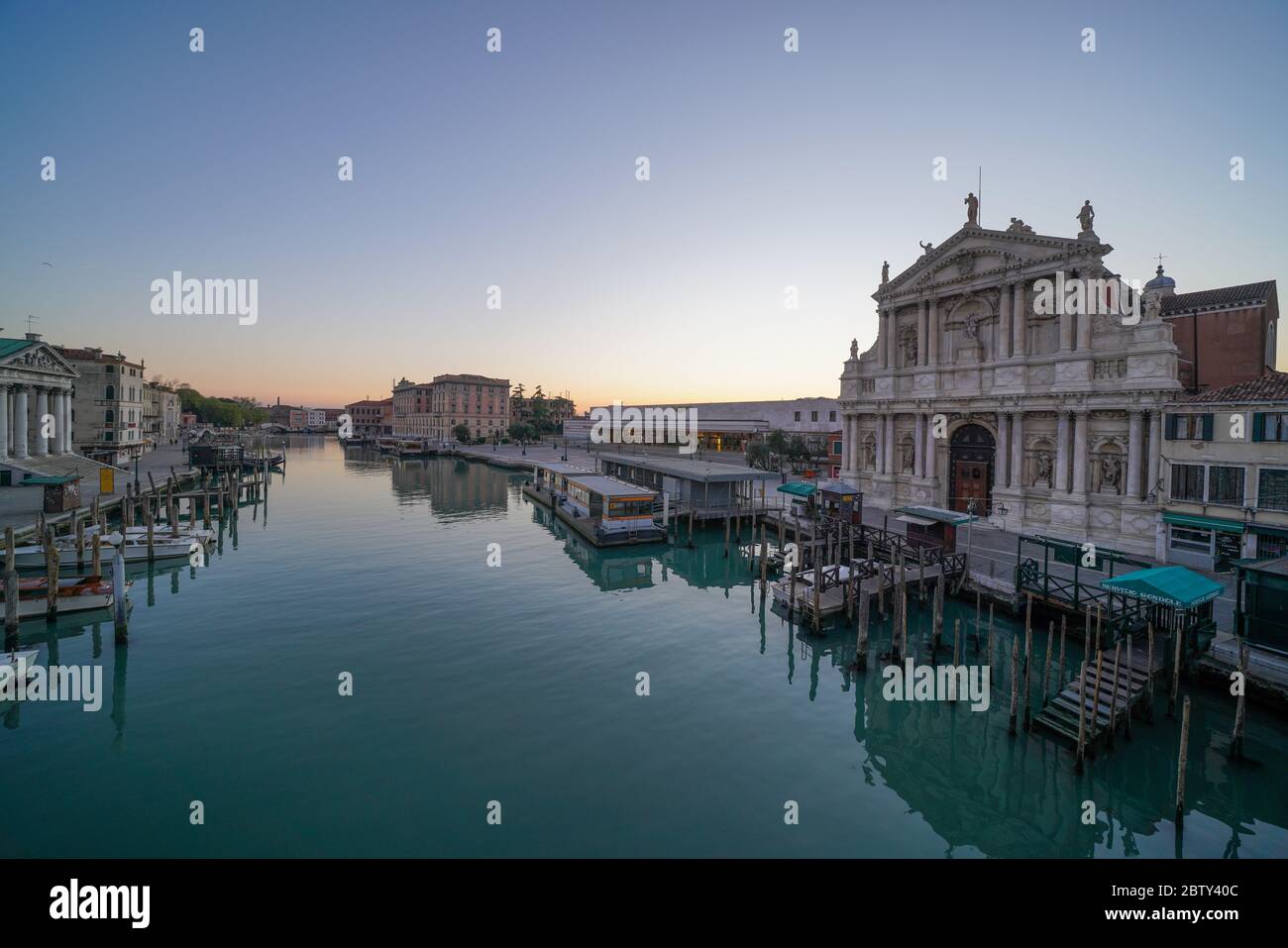 Stazione ferroviaria di Venezia, Santa Maria di Nazareth e il Canal Grande durante la chiusura di Coronavirus, Venezia, Patrimonio dell'Umanità dell'UNESCO, Veneto, IT Foto Stock