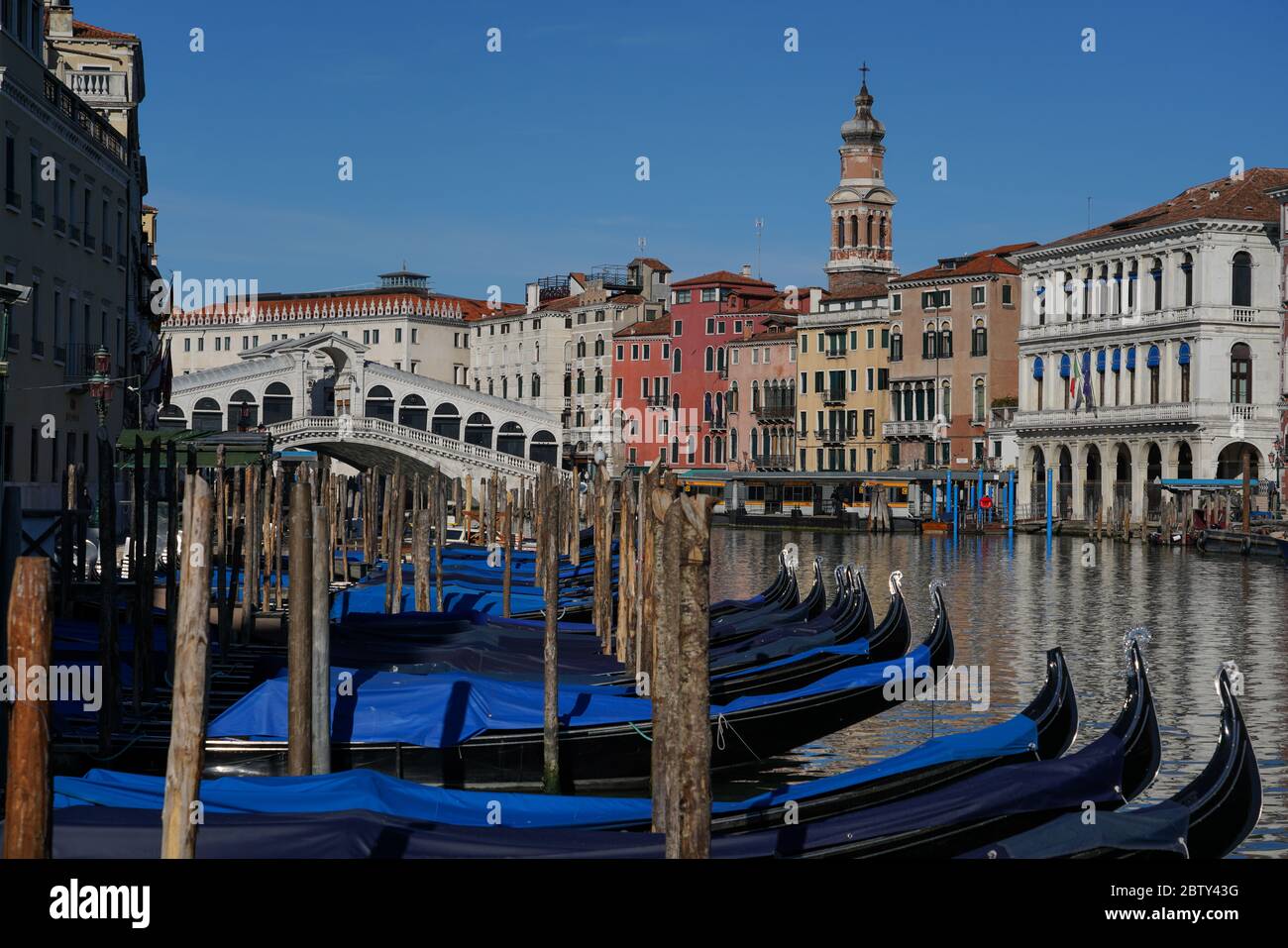 Gondole sul Canal Grande e Ponte di Rialto durante il blocco di Coronavirus, Venezia, Patrimonio dell'Umanità dell'UNESCO, Veneto, Italia, Europa Foto Stock