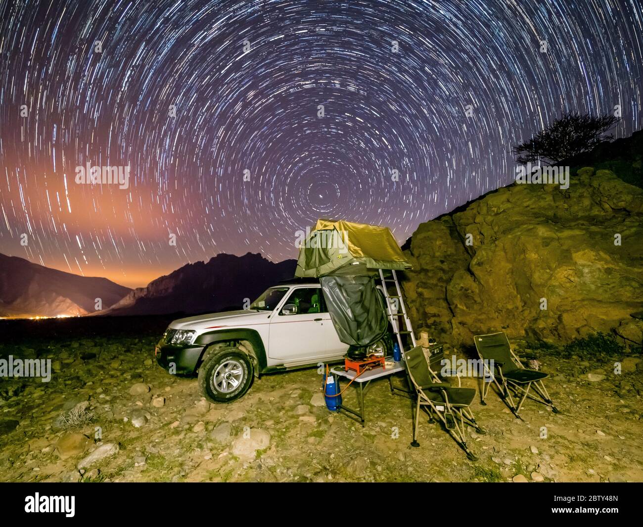 Camping fuori sotto le stelle nel Sultanato di Oman, Medio Oriente Foto Stock