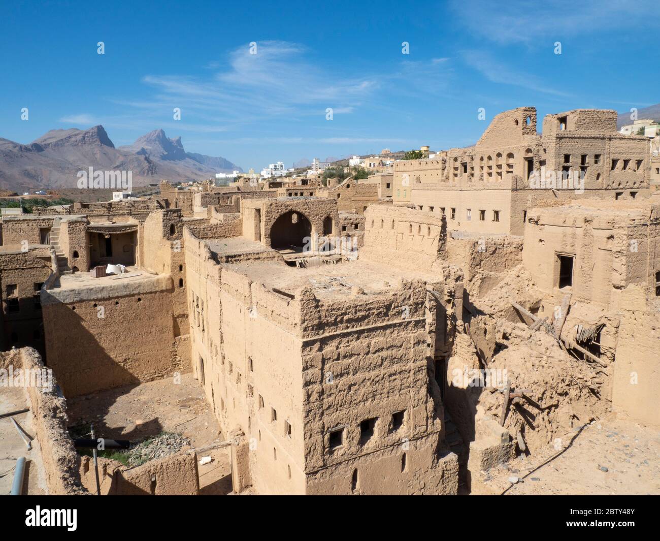 Vista esterna di una costruzione di case di fango per lo più abbandonate in Bait al Safah, al Hamra, Sultanato dell'Oman, Medio Oriente Foto Stock