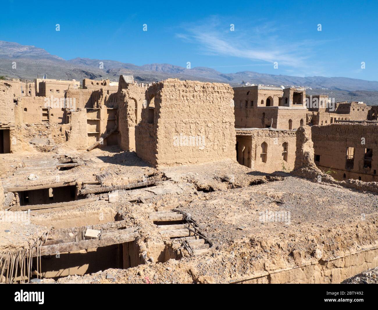 Vista esterna di una costruzione di case di fango per lo più abbandonate in Bait al Safah, al Hamra, Sultanato dell'Oman, Medio Oriente Foto Stock