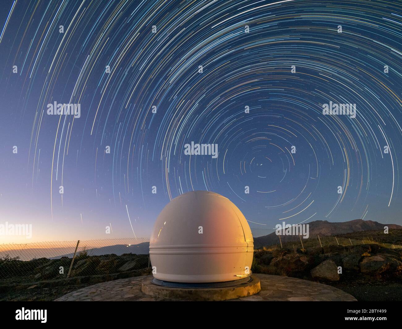 Percorsi stellari su un osservatorio su Jebel Shams, la montagna più alta della catena Hajar, Sultanato dell'Oman, Medio Oriente Foto Stock