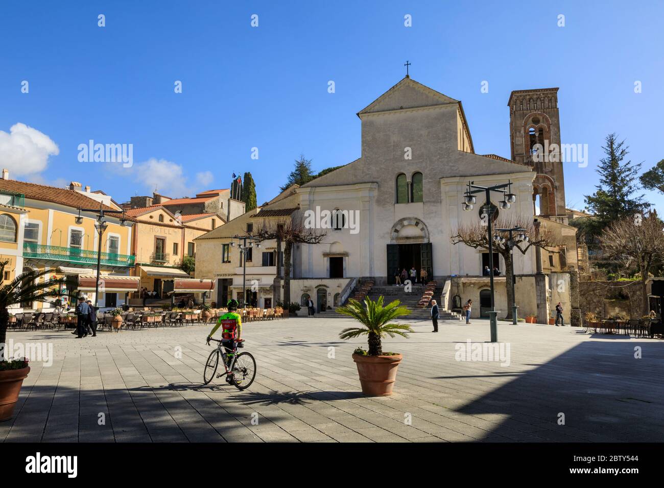 Piazza Duomo in primavera, con la cattedrale, Ravello, Costiera Amalfitana, Patrimonio dell'Umanità dell'UNESCO, Campania, Italia, Europa Foto Stock