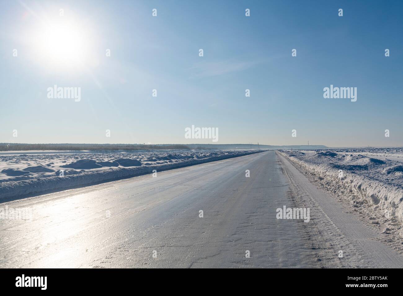 Strada ghiacciata sul fiume Lena, strada di Bones, Repubblica Sakha (Yakutia), Russia, Eurasia Foto Stock