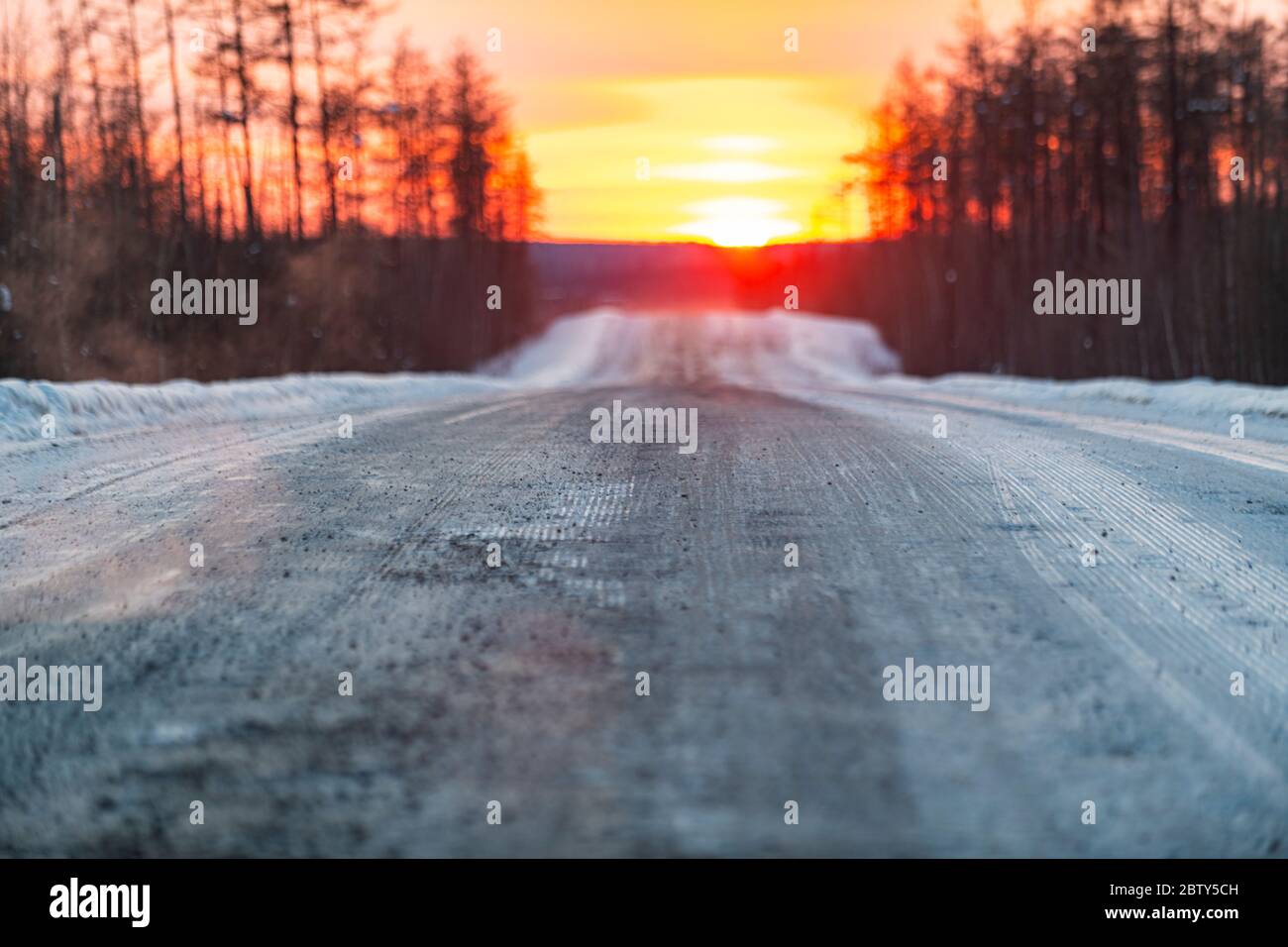 Tramonto sulla strada delle ossa, Sakha Repubblica (Yakutia), Russia, Eurasia Foto Stock