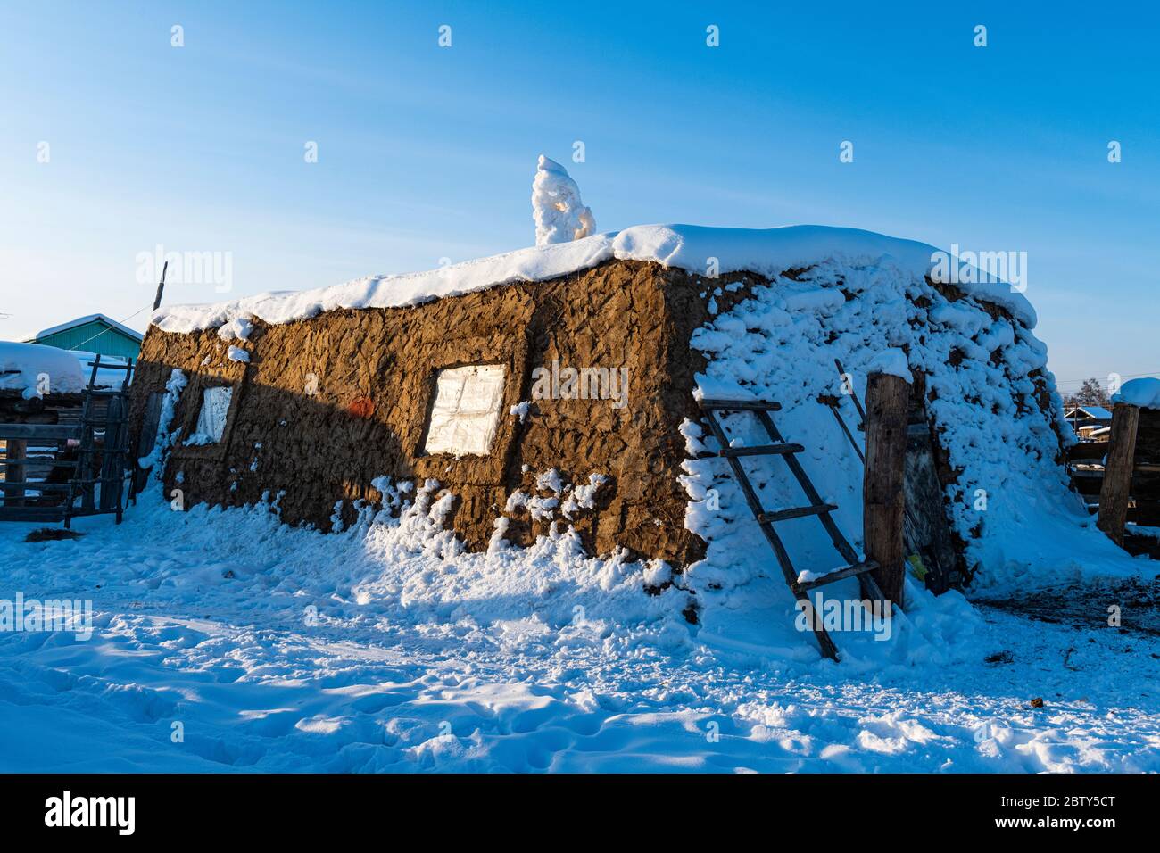 Edificio composto da sterco di mucca, villaggio di Uolba, strada di Bones, Repubblica Sakha (Yakutia), Russia, Eurasia Foto Stock