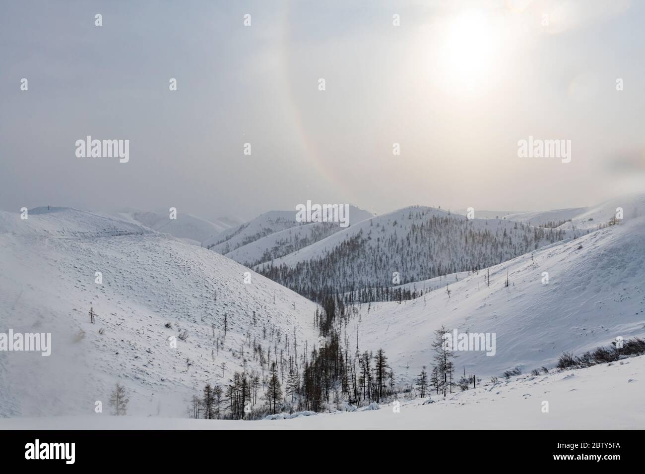 Passo di montagna innevato, catena montuosa di Suntar-Khayata, strada di Bones, Repubblica Sakha (Yakutia), Russia, Eurasia Foto Stock