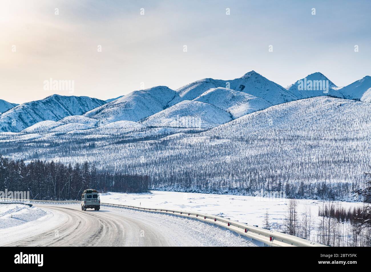 Minivan che guida sulla strada delle ossa, suntar-Khayata gamma, Sakha Repubblica (Yakutia), Russia, Eurasia Foto Stock