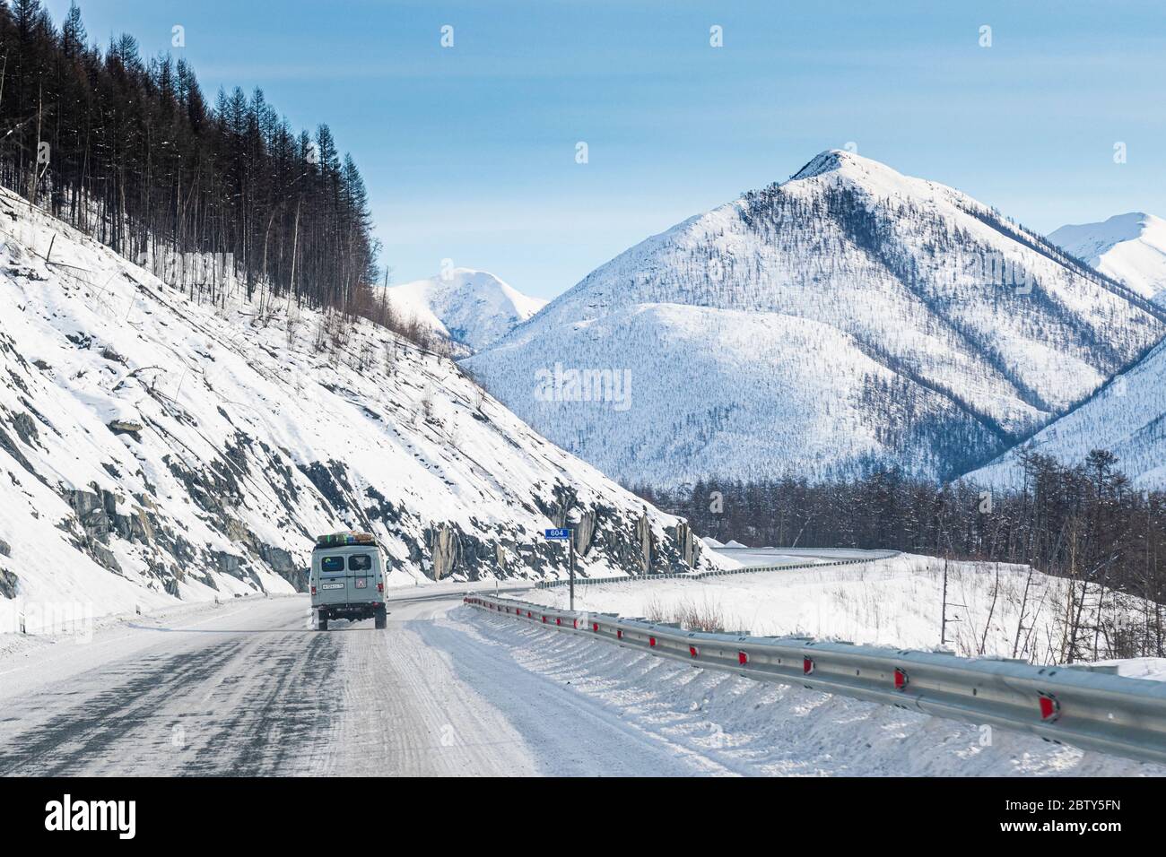 Minivan che guida sulla strada delle ossa, suntar-Khayata gamma, Sakha Repubblica (Yakutia), Russia, Eurasia Foto Stock