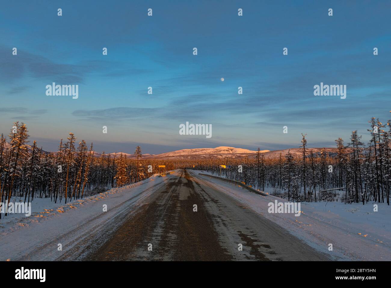 Tramonto sulla strada delle ossa, Sakha Repubblica (Yakutia), Russia, Eurasia Foto Stock