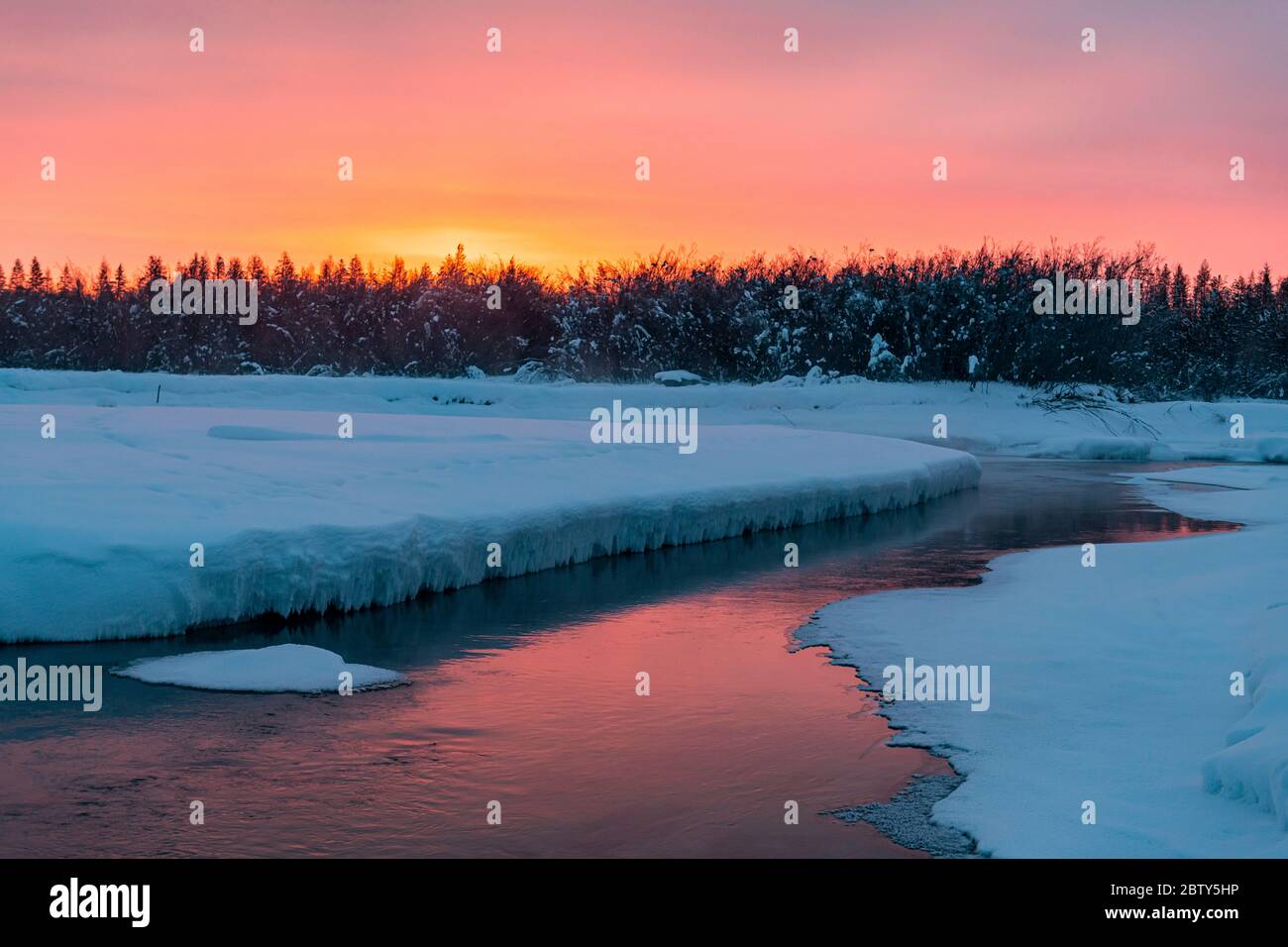 Alba mattutina sul fiume Oyyakon, Road of Bones, Sakha Republic (Yakutia), Russia, Eurasia Foto Stock