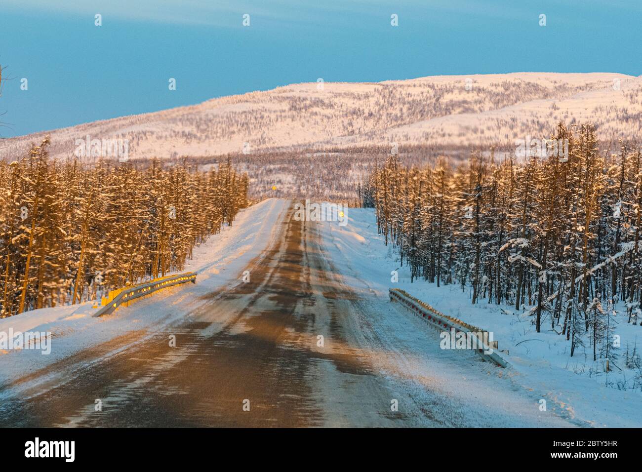 Tramonto sulla strada delle ossa, Sakha Repubblica (Yakutia), Russia, Eurasia Foto Stock