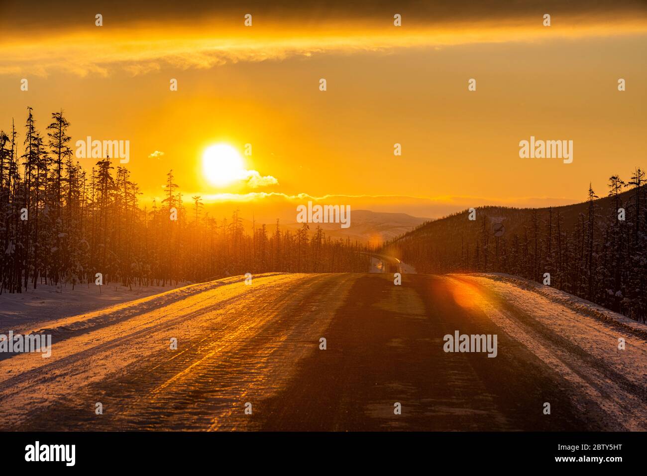 Tramonto sulla strada delle ossa, Sakha Repubblica (Yakutia), Russia, Eurasia Foto Stock
