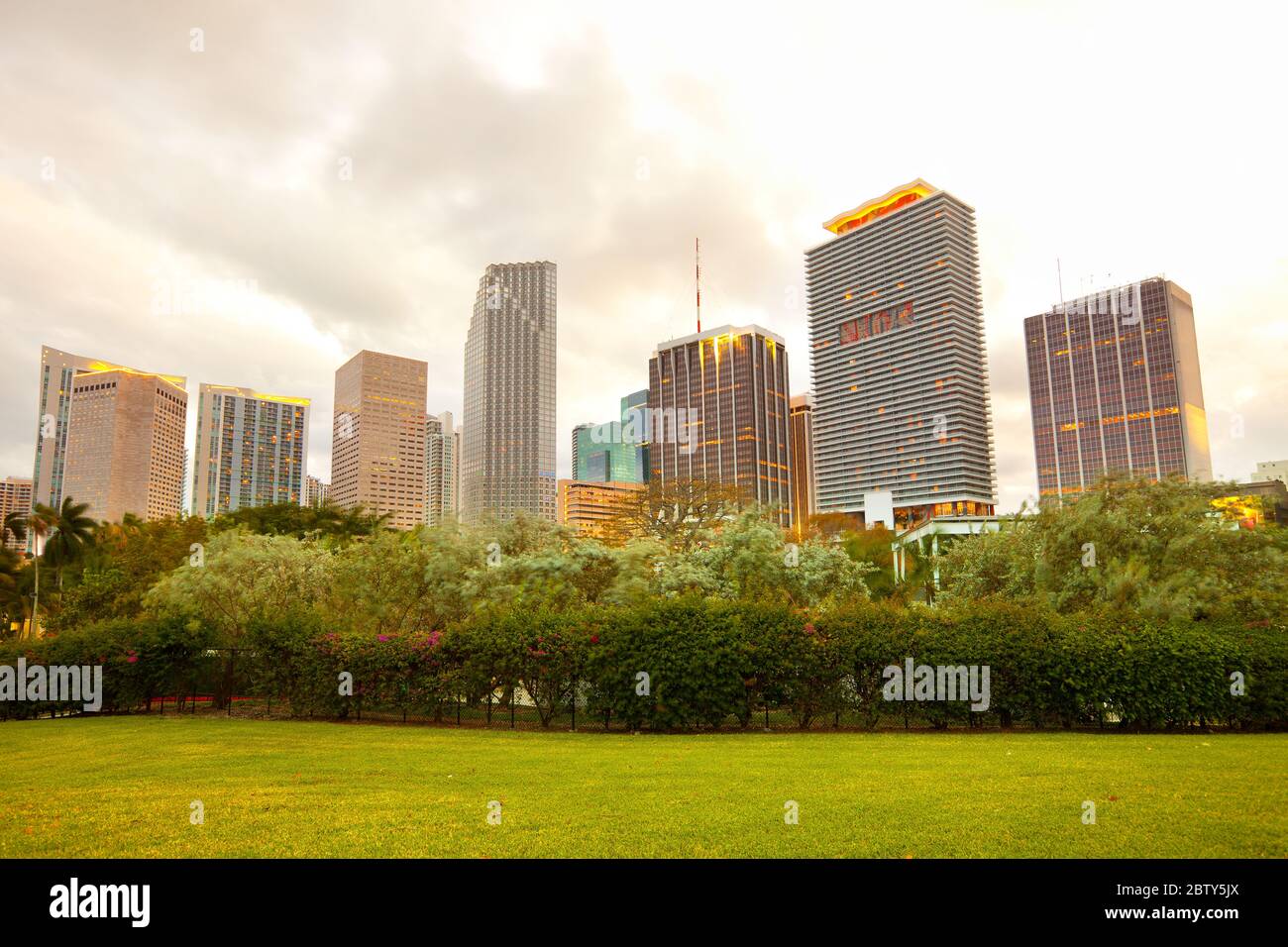 Bayfront Park e skyline della città al tramonto, Miami, Florida, Stati Uniti Foto Stock