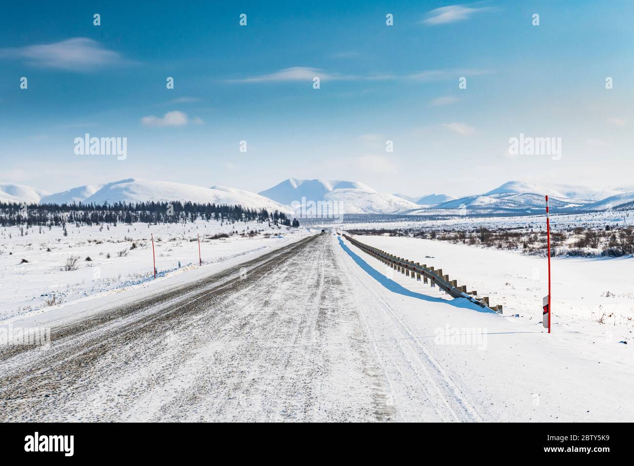 Montagne innevate lungo la strada delle ossa, Oblast Magadan, Russia, Eurasia Foto Stock