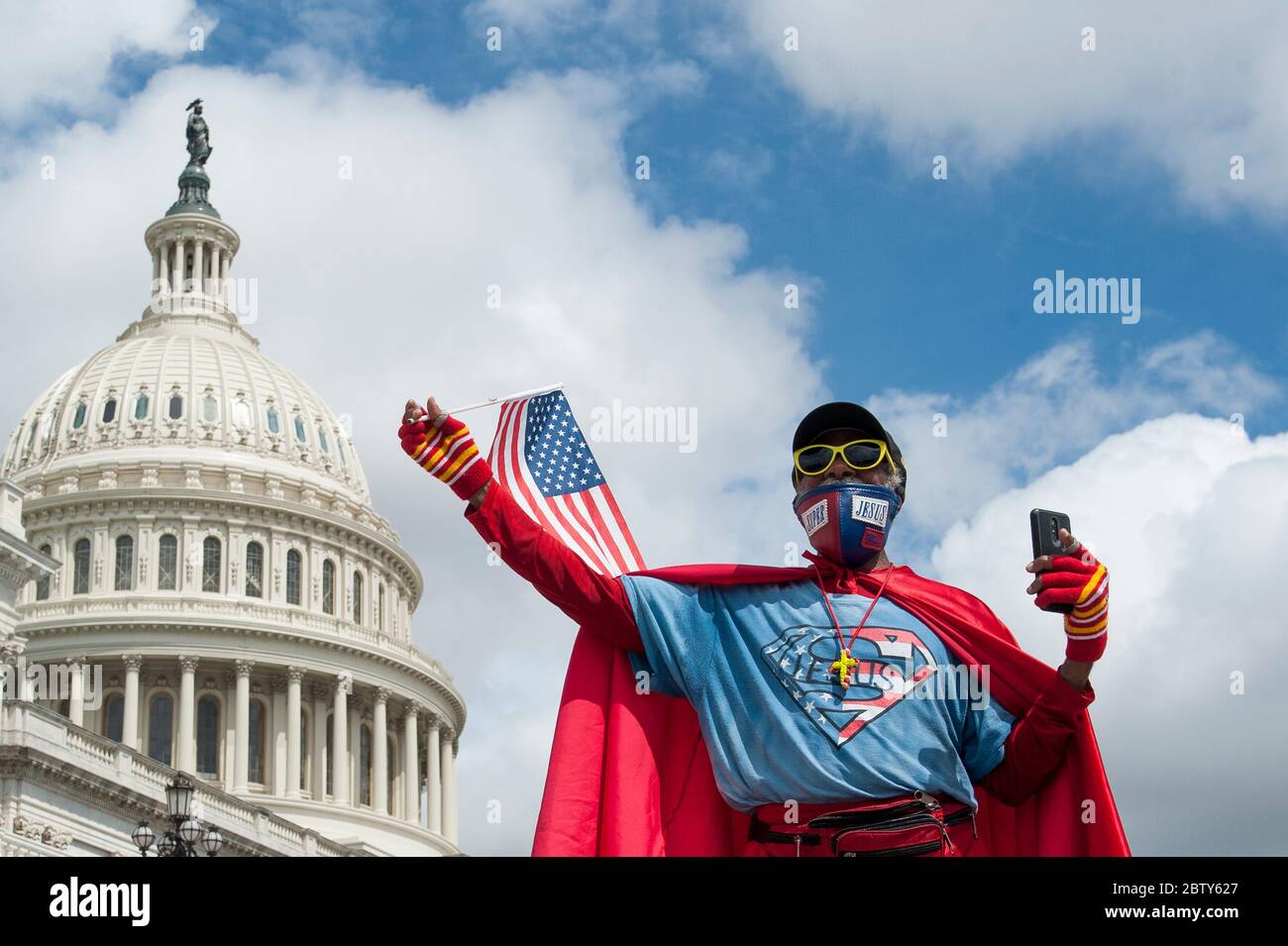 Michael Wheeler, di Kansas City, Missouri, indossa il suo vestito e la maschera 'Super Jesus' mentre grida il suo messaggio fuori del Campidoglio degli Stati Uniti a Washington, DC., Mercoledì, 27 maggio 2020. Credit: Rod Lammey/CNP /MediaPunch Foto Stock