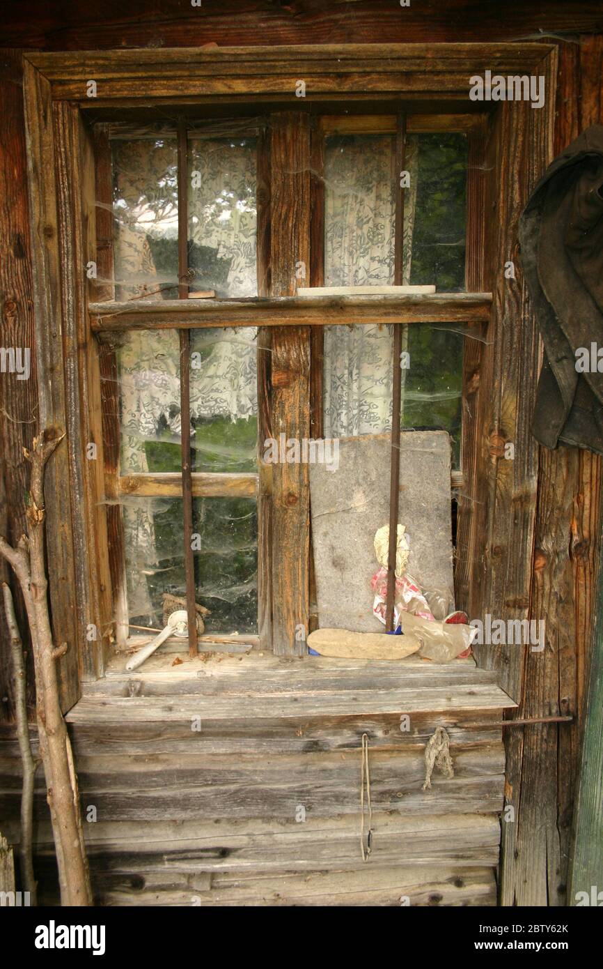 Finestra coperta in spiderweet di una vecchia casa sconosciuto nella campagna della Romania Foto Stock