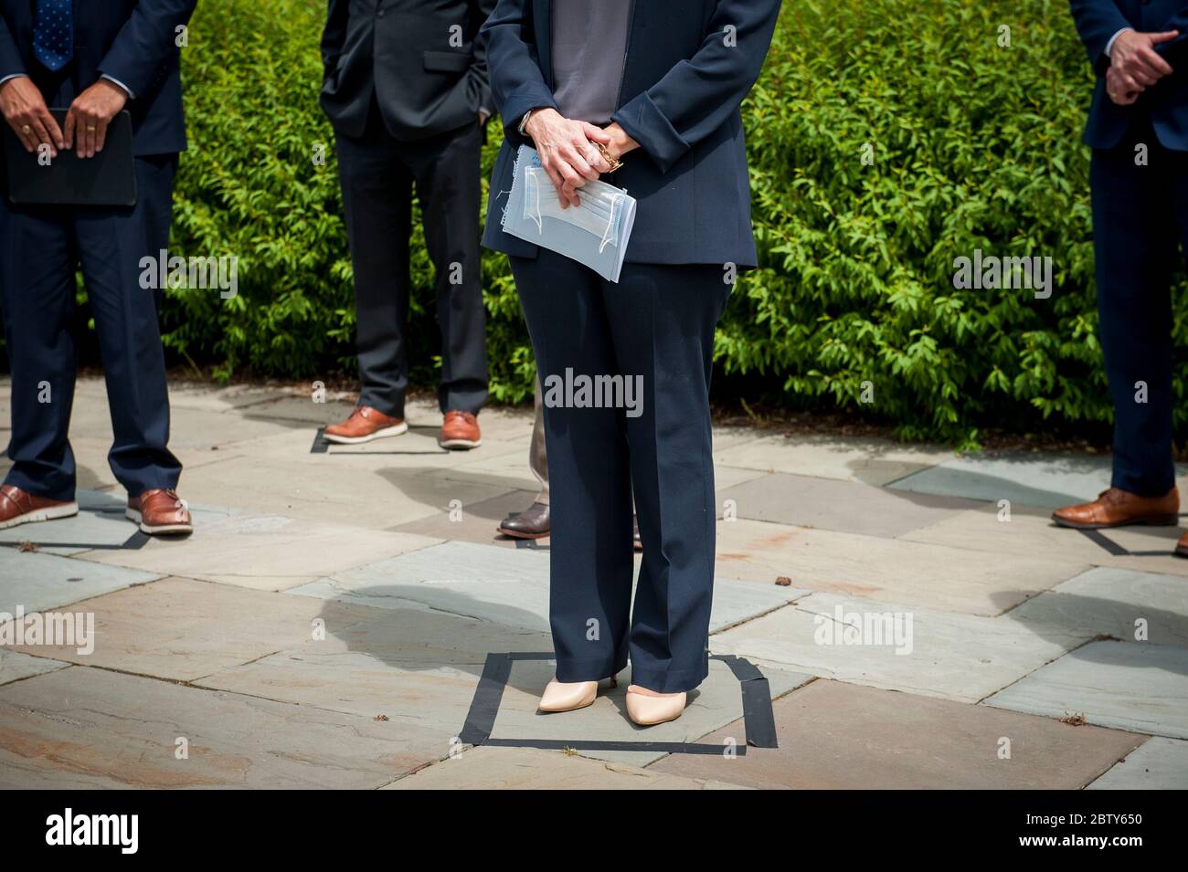 La presidente della conferenza GOP Liz Cheney (R-WY) si trova nella sua piazza di distanza sicura e ascolta mentre la Rep. Kevin McCarthy (R-California), leader della minoranza della Camera, ha la disponibilità dei media per annunciare che i leader repubblicani hanno presentato una causa contro il presidente della Camera Nancy Pelosi e i funzionari del Congresso nel tentativo di bloccare il Camera dei rappresentanti dall'uso di un sistema di voto proxy per consentire il voto remoto durante la pandemia del coronavirus, al di fuori del Campidoglio degli Stati Uniti a Washington, DC., Mercoledì, 27 maggio 2020. Credit: Rod Lammey/CNP /MediaPunch Foto Stock