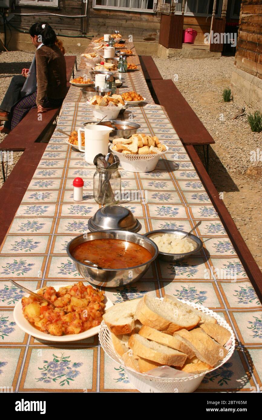 Semplice cibo tradizionale in un monastero in Romania. Vita monastica. Pasto rumeno fresco fatto in casa. Foto Stock