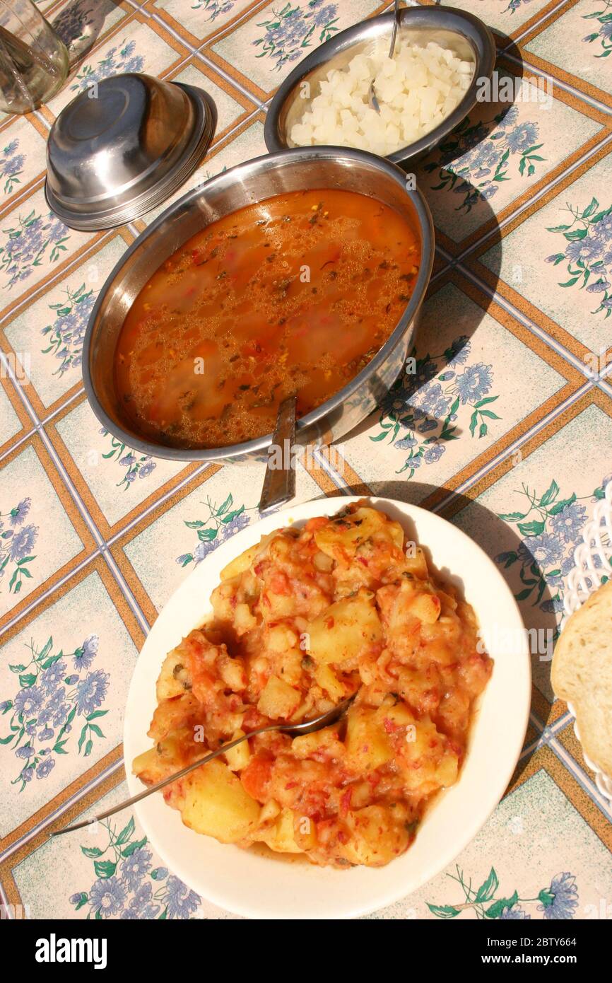 Semplice cibo tradizionale in un monastero in Romania. Vita monastica. Pasto rumeno fresco fatto in casa. Foto Stock