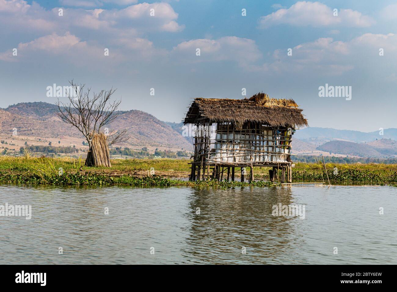 Capanna su palafitte, Pagoda Tharkong, Lago Inle meridionale, Stato Shan, Myanmar (Birmania), Asia Foto Stock