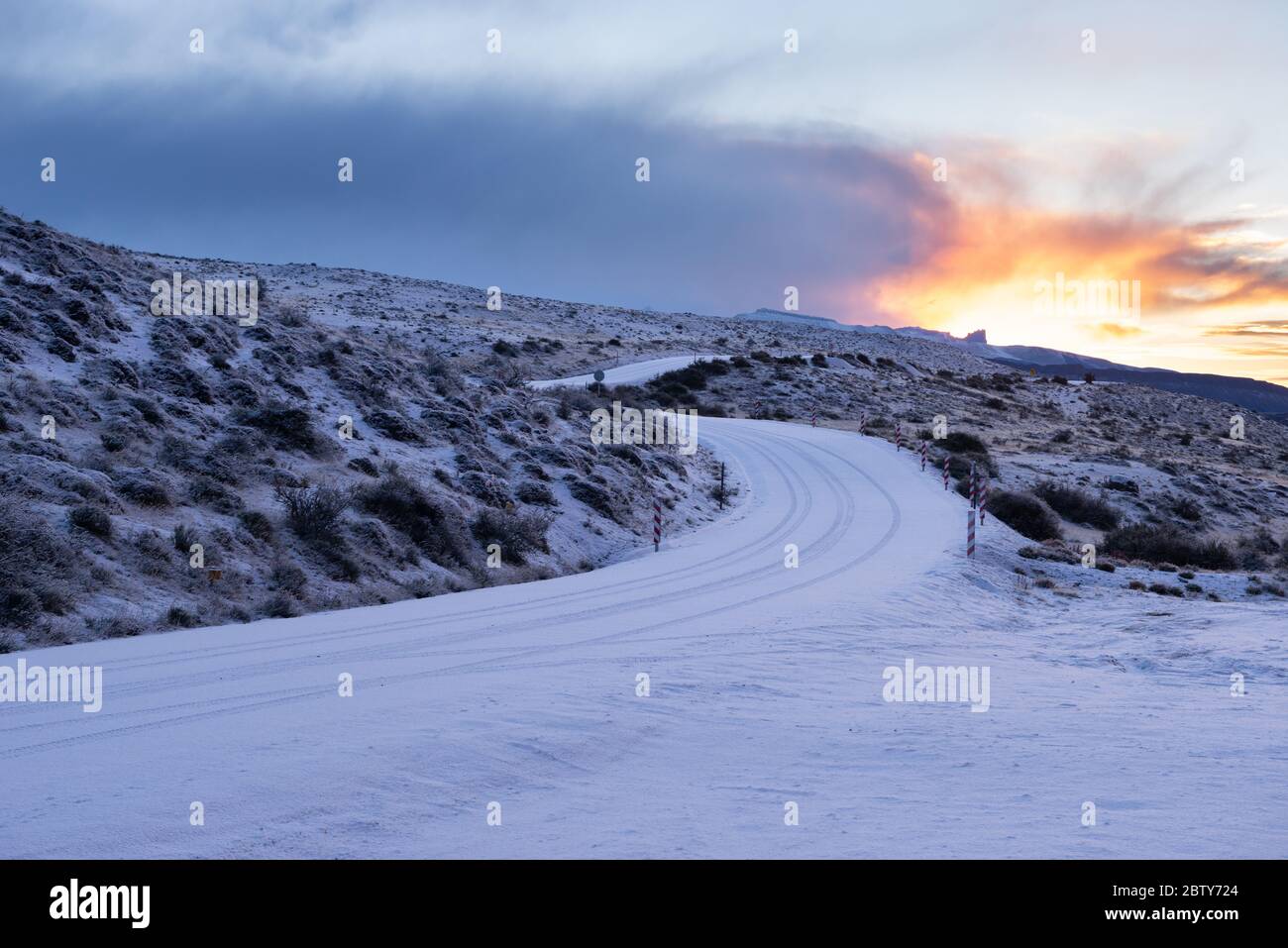 Una strada all'interno del Parco Nazionale Torres del Paine durante una giornata invernale Foto Stock