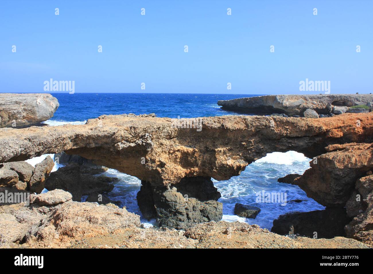 Arco di roccia o formazione di ponte naturale di calcare corallo sulla costa marina dell'isola di Aruba. Caraibi olandesi Foto Stock
