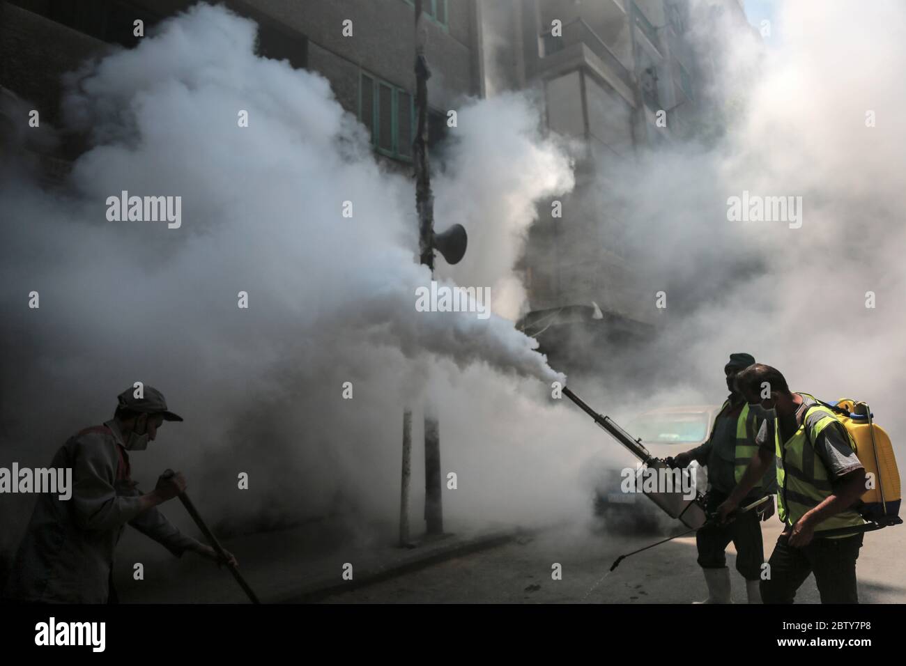 28 maggio 2020, Egitto, Cairo: I lavoratori disinfettano una strada nel centro del Cairo come precauzioni in mezzo alla diffusione della pandemia coronavirus. Foto: Fadl AbuZaid/dpa Foto Stock