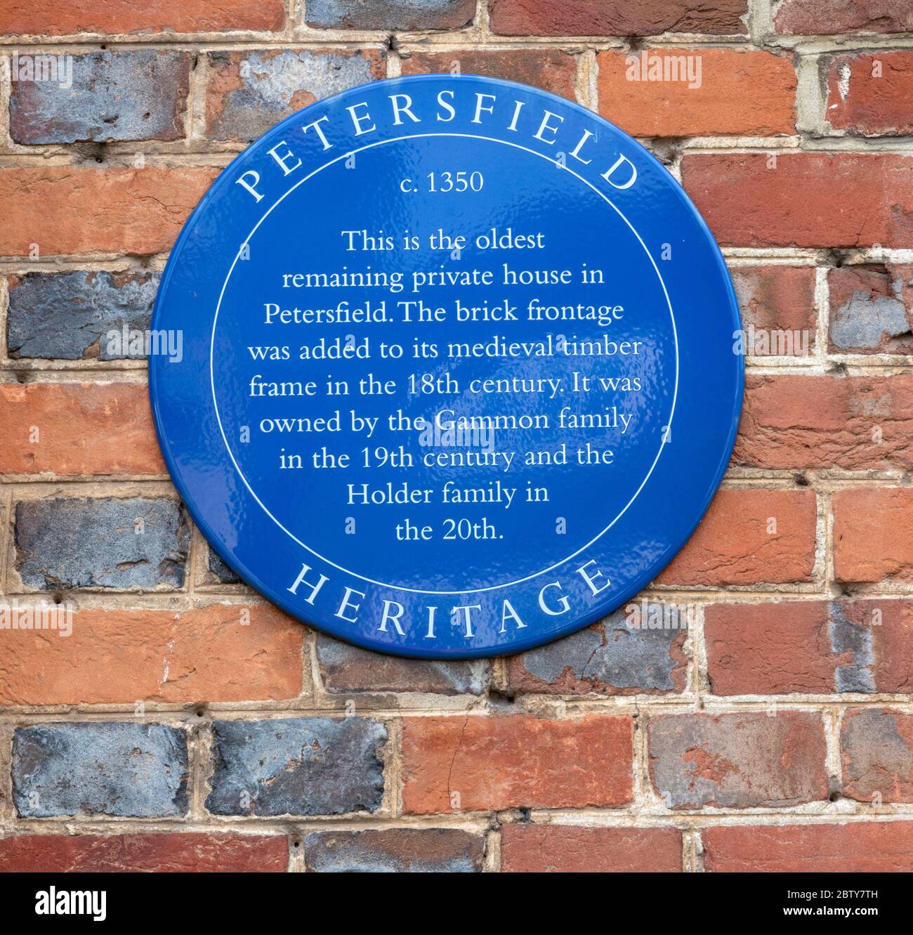 Targa blu Heritage sulla più antica casa privata rimasta a Petersfield - risalente a circa 1350, College Street, Petersfield, Hampshire, Inghilterra, Regno Unito Foto Stock