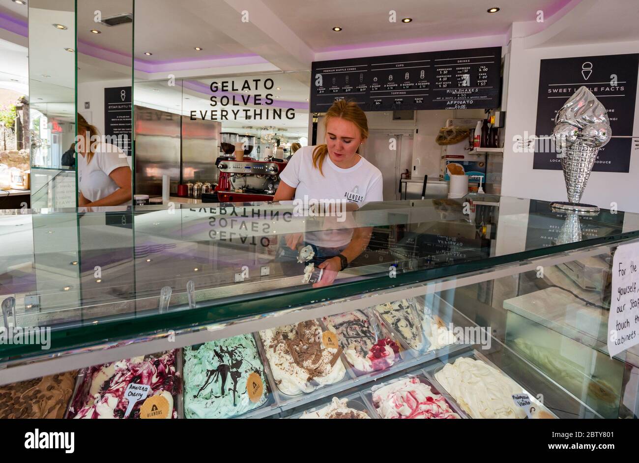 Berwick del Nord, Lothian dell'Est, Scozia, Regno Unito, 28 maggio 2020. Allentamento delle restrizioni di blocco: Con il governo scozzese fissato per annunciare l'abolizione di alcune restrizioni di blocco oggi, ci sono già segnali che le cose stanno cominciando a tornare alla normalità nella popolare città di mare. La premiata gelateria Alandas ha riaperto durante la pandemia di Covid-19. Carla, parte del business familiare, serve gelati Foto Stock