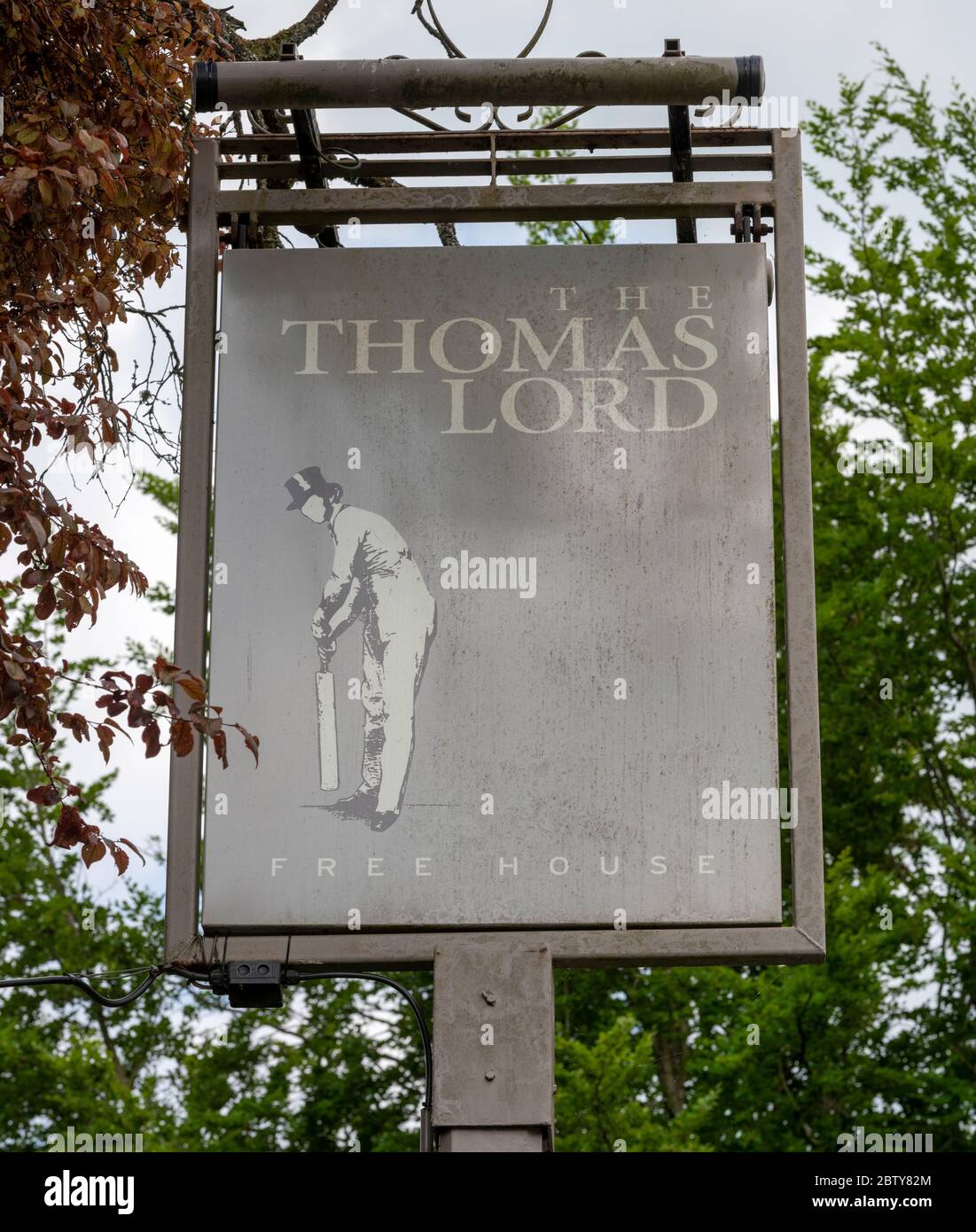 Tradizionale cartello da pub appeso alla casa pubblica Thomas Lord, West Mean, Hampshire, Inghilterra, Regno Unito Foto Stock