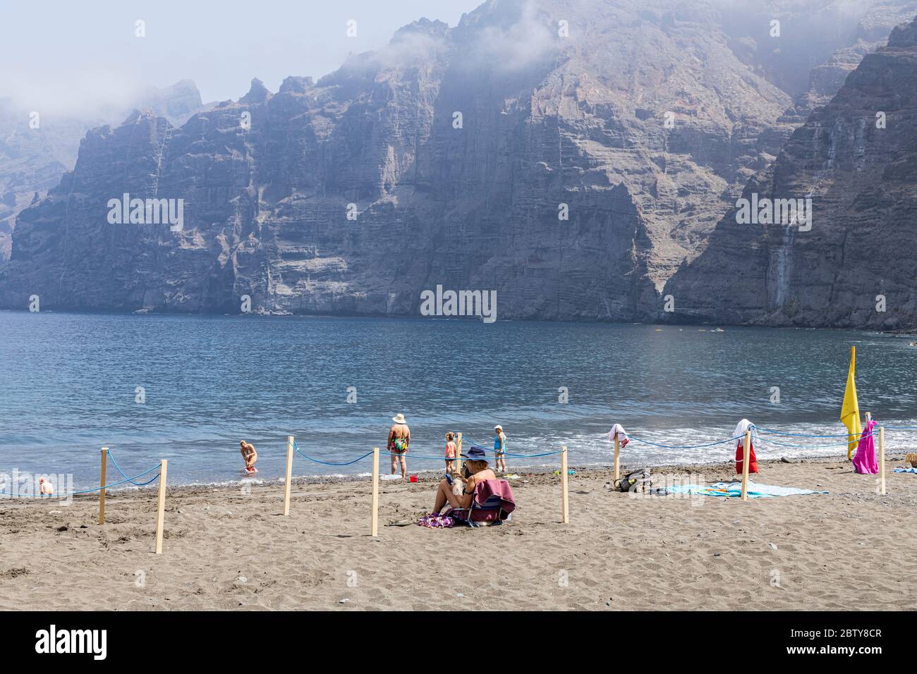 Playa de los Guios, Los Gigantes, Santiago del Teide, Tenerife, Isole Canarie, Spagna. 28 maggio 2020. Accesso controllato per gli utenti della spiaggia durante la seconda fase di de-escalation del Covid 19, coronavirus stato di emergenza. Foto Stock