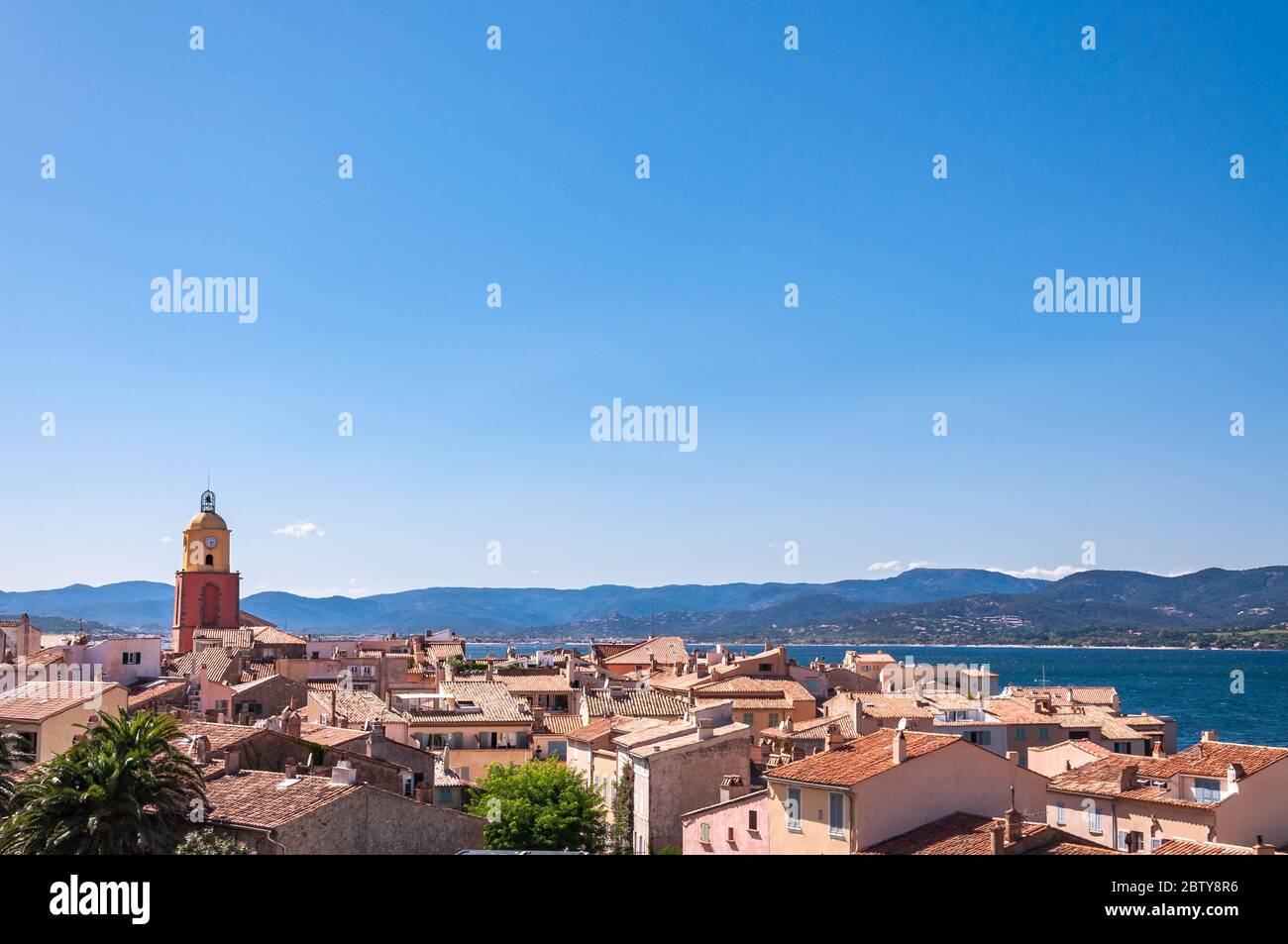 Vista sulla città di Saint-Tropez e sul Mar Mediterraneo, Francia Foto Stock