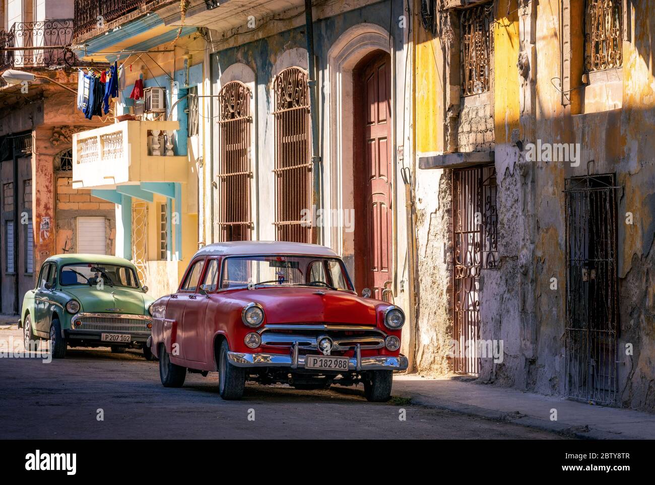 Auto antiche classiche, Città Vecchia, l'Avana, Cuba, Indie Occidentali, Caraibi, America Centrale Foto Stock