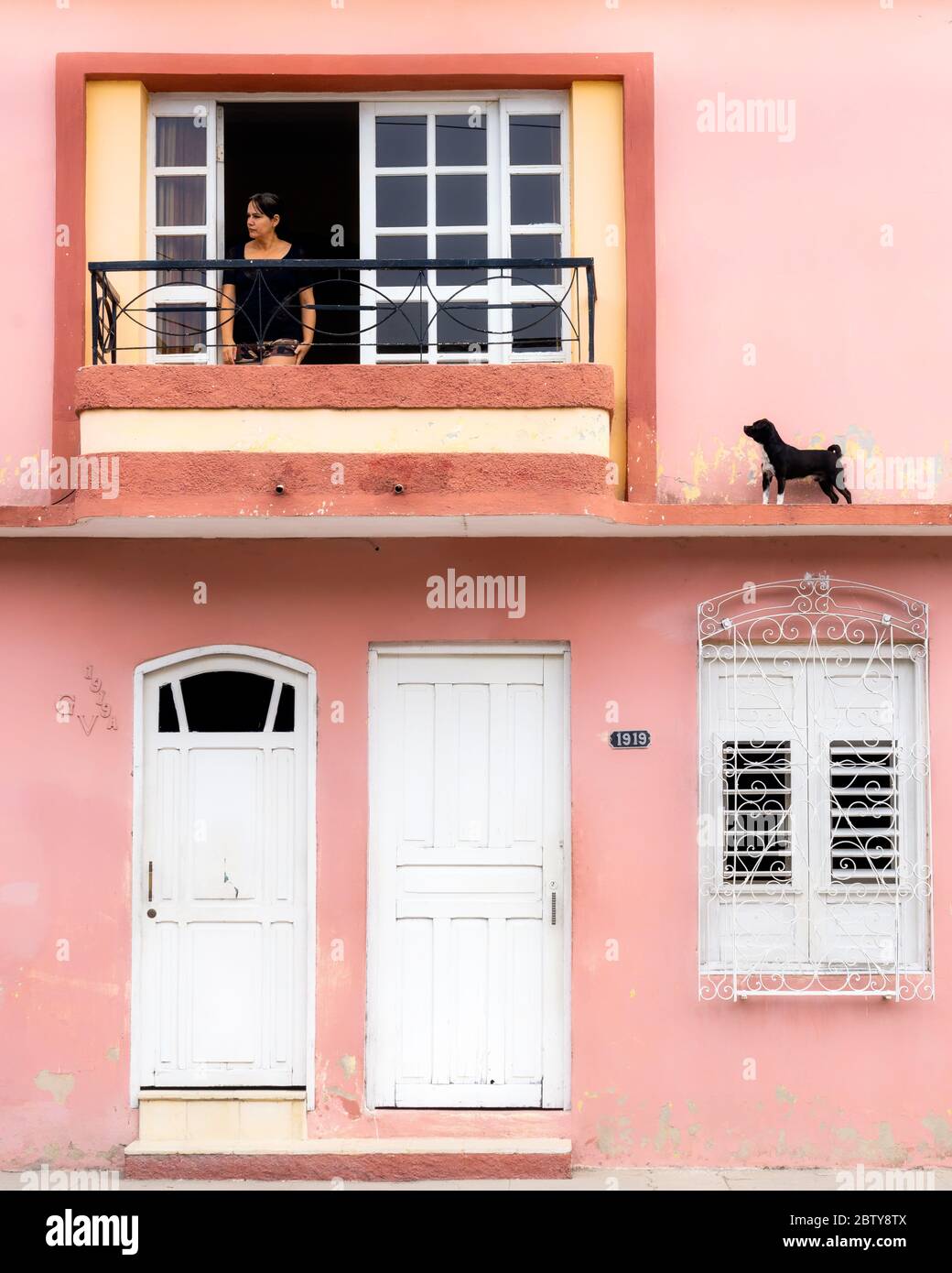 Donna che cerca il cane, Cienfuegos, Cuba, Indie Occidentali, Caraibi, America Centrale Foto Stock