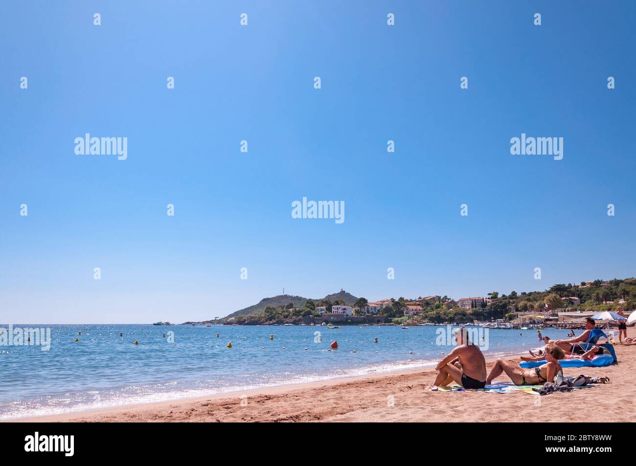 Agay spiaggia costa e con le persone a prendere il sole, Francia Foto Stock