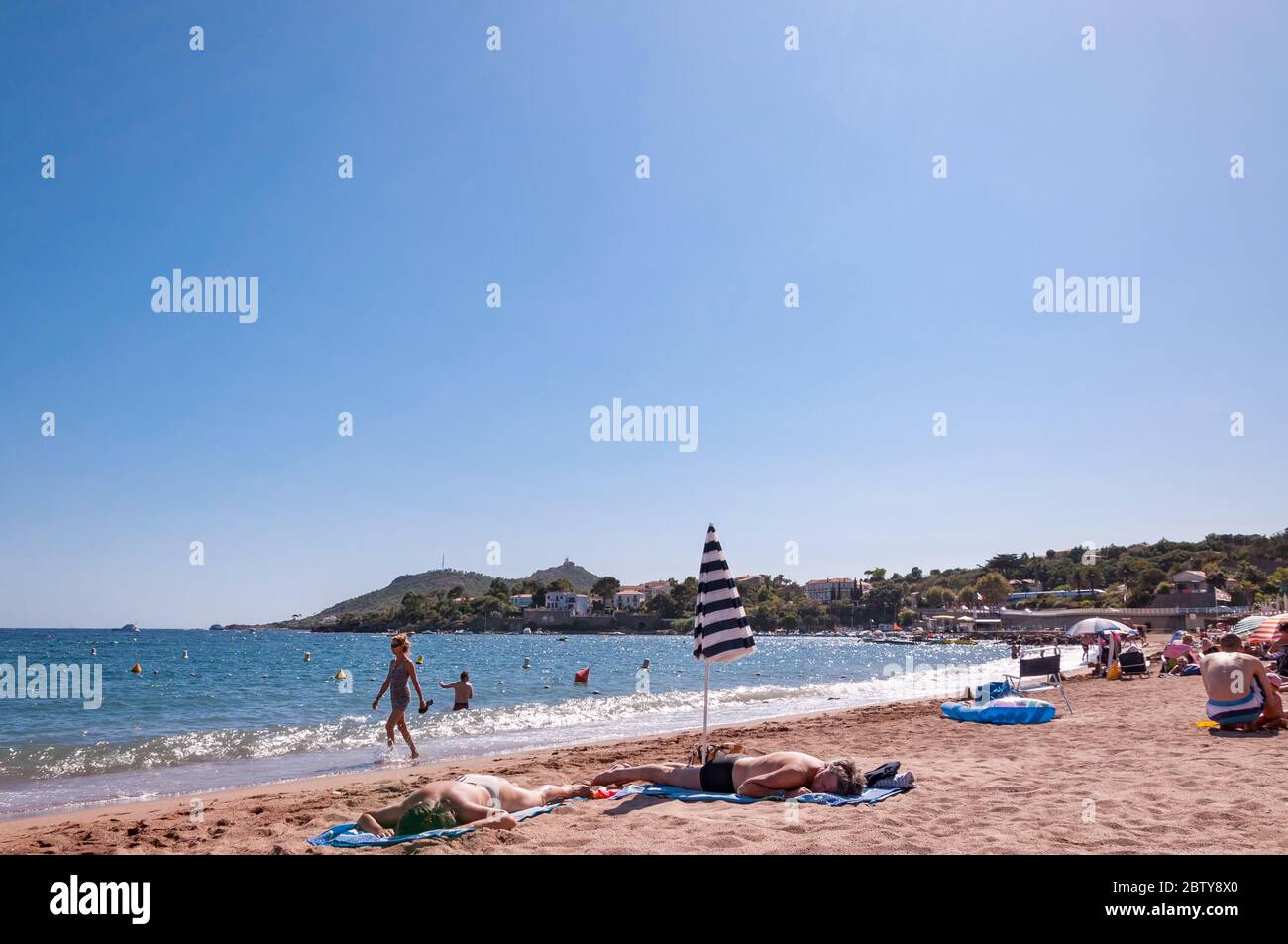 Agay spiaggia costa e con le persone a prendere il sole, Francia Foto Stock