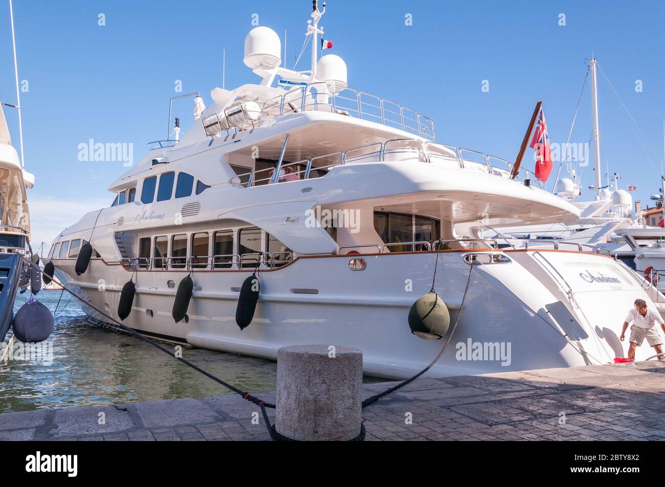 Un grande superyacht Benetti Andiamo Classic 120' attraccato al porto di Saint Tropez, in Francia Foto Stock
