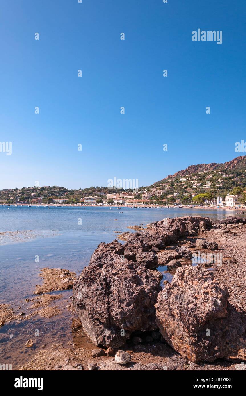 Vista sulla spiaggia di Agay e sulla costa del Mediterraneo, Francia Foto Stock