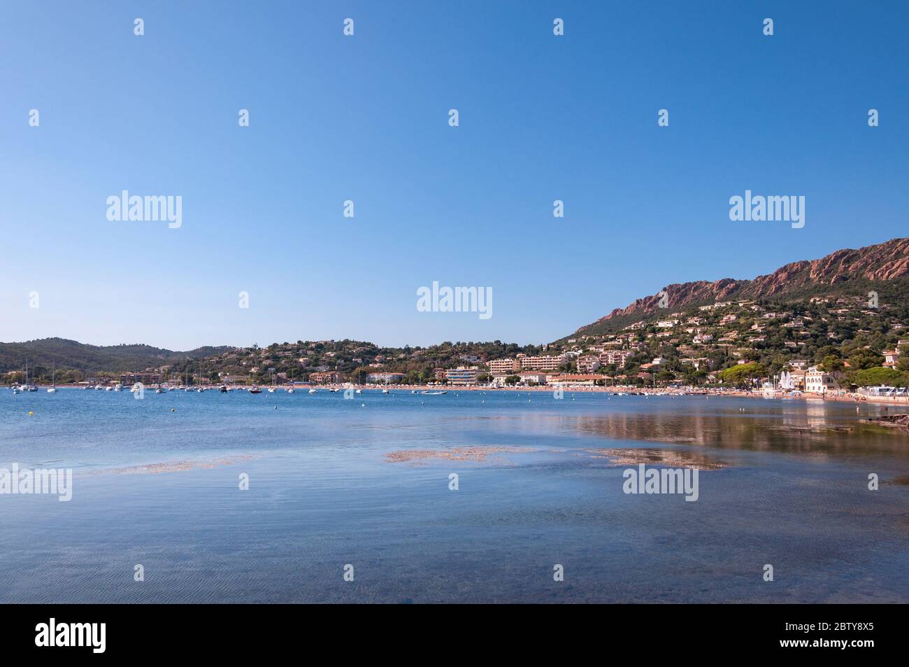 Vista sulla spiaggia di Agay e sulla costa del Mediterraneo, Francia Foto Stock