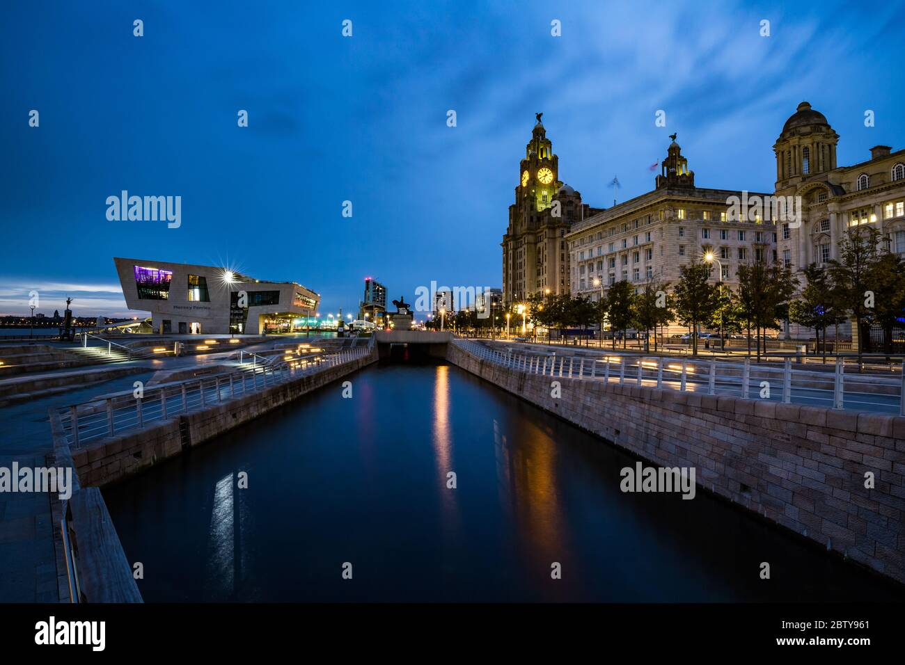Pier Head e il Liver Building sul fiume Mersey Waterfront durante l'ora blu, patrimonio dell'umanità dell'UNESCO, Liverpool, Merseyside, Inghilterra, United K Foto Stock