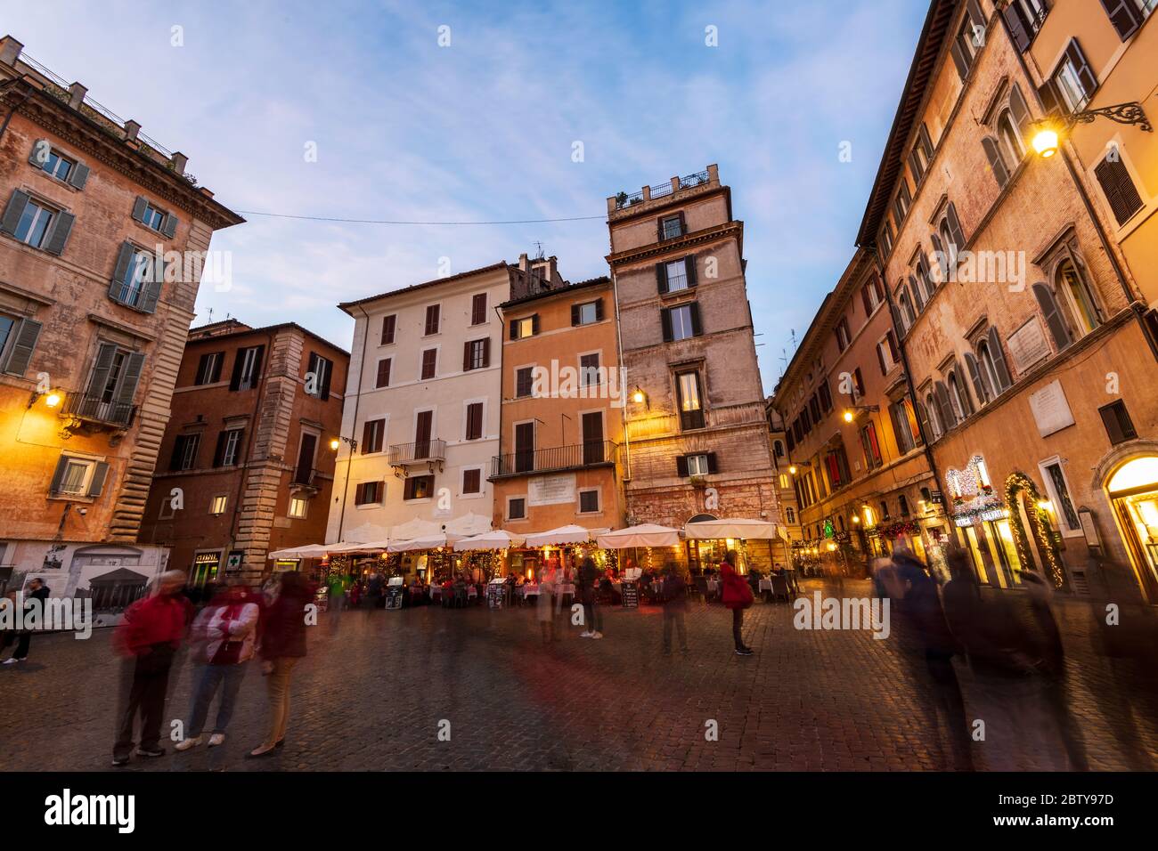 Piazza della rotonda di notte vicino al Pantheon, Roma, Lazio, Italia, Europa Foto Stock