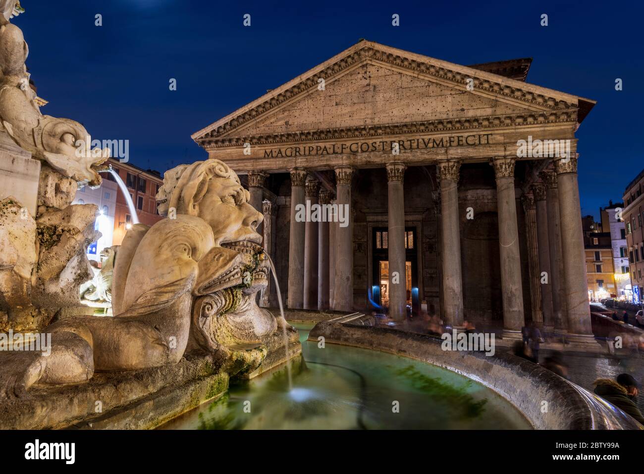Il Pantheon con fontana di notte, Patrimonio dell'Umanità dell'UNESCO, Piazza della rotonda, Roma, Lazio, Italia, Europa Foto Stock