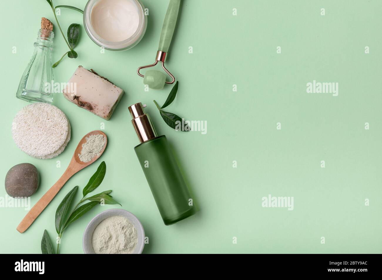 Fondo di bellezza con prodotti cosmetici per il viso. Prodotti cosmetici eco-compatibili e per la cura della pelle. Massaggiatore, olio per il viso, sapone fatto a mano, crema per il viso, maschera, bo Foto Stock